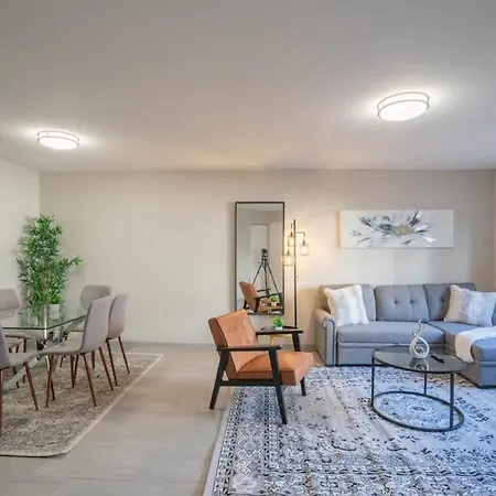 Stylish 2Bd - Parking, Gym, Pool - Sleep 8 - 5 Min Casino Appartement